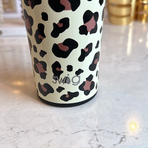 Swig brown/black cheetah print on cream background 20 oz tumbler. - Picture 2 of 3